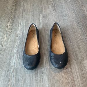 Cliffs size 8.5 flats. Lightly worn